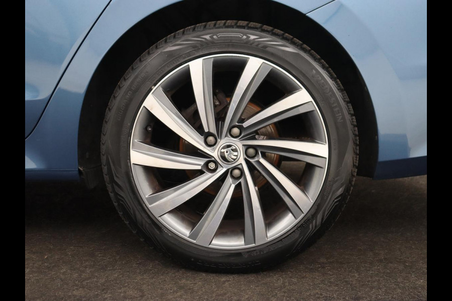 Škoda Octavia 1.5 TSI First Edition | Panoramadak | Trekhaak | Stoelverwarming | Matrix LED | Adaptive cruise | Sfeerverlichting | Carplay | Keyless | Virtual Cockpit | 18'' | Half leder | Climate control