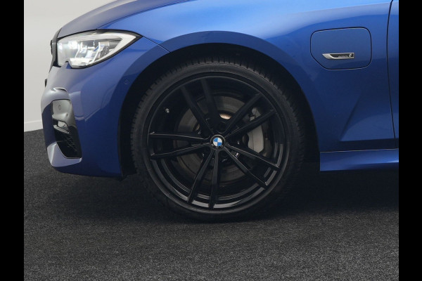 BMW 3 Serie Touring 330e M Sport Plug in Hybrid 293pk Dealer O.H PHEV | Panodak | Adaptive Onderstel | Laser LED | Alcantara Sportstoelen Memory | Head Up | Camera | 19"L.M | Keyless | Apple Carplay | Navigatie | Virtual | DAB |