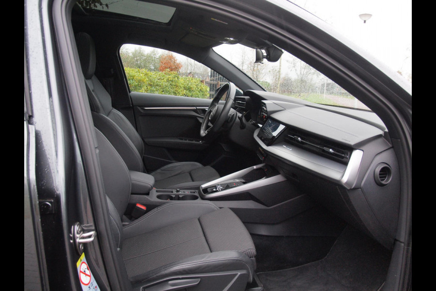 Audi A3 Sportback 35 TFSI S edition | 2X S-Line | Schuifdak | 19 Inch | Black Optic | NL-Auto |