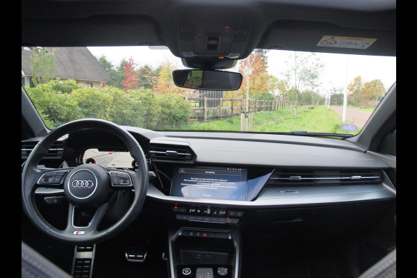 Audi A3 Sportback 35 TFSI S edition | 2X S-Line | Schuifdak | 19 Inch | Black Optic | NL-Auto |