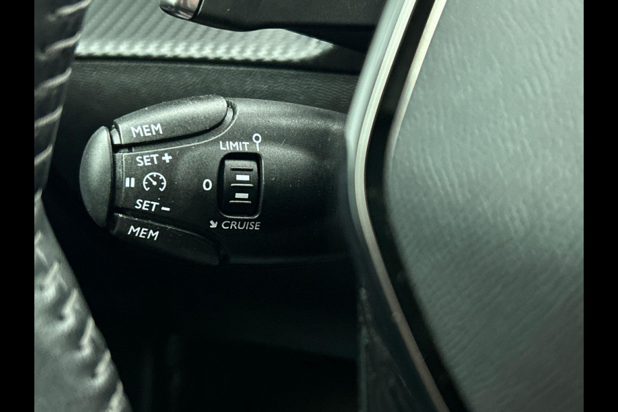 Peugeot 2008 1.2 PureTech 130pk Automaat Allure | Navigatie | Climate Control | Cruise Control | PDC V+A | Camera | Full LED | 17" LM Velgen | Stoelverwarming