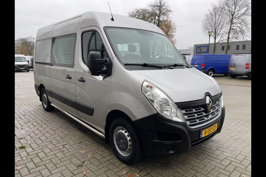 Renault Master T35 2.3 dCi 130pk L2H2 bpm vrij / euro 6 diesel / vaste prijs rijklaar € 19.950 ex btw / DC 7 persoons / zilver metallic / trekhaak 2500 kg / airco / cruise / navigatie
