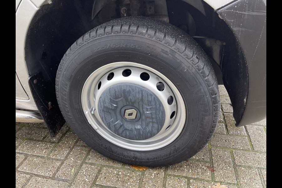 Renault Master T35 2.3 dCi 130pk L2H2 bpm vrij / euro 6 diesel / vaste prijs rijklaar € 19.950 ex btw / DC 7 persoons / zilver metallic / trekhaak 2500 kg / airco / cruise / navigatie