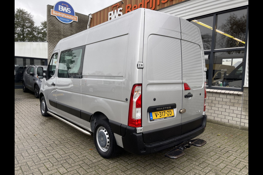 Renault Master T35 2.3 dCi 130pk L2H2 bpm vrij / euro 6 diesel / vaste prijs rijklaar € 19.950 ex btw / DC 7 persoons / zilver metallic / trekhaak 2500 kg / airco / cruise / navigatie