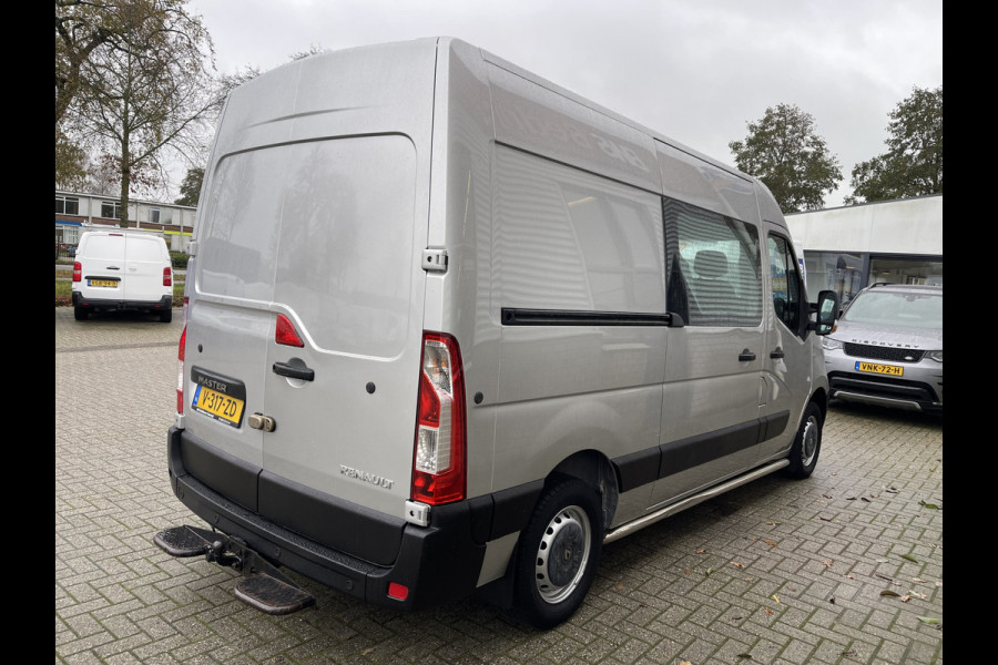 Renault Master T35 2.3 dCi 130pk L2H2 bpm vrij / euro 6 diesel / vaste prijs rijklaar € 19.950 ex btw / DC 7 persoons / zilver metallic / trekhaak 2500 kg / airco / cruise / navigatie