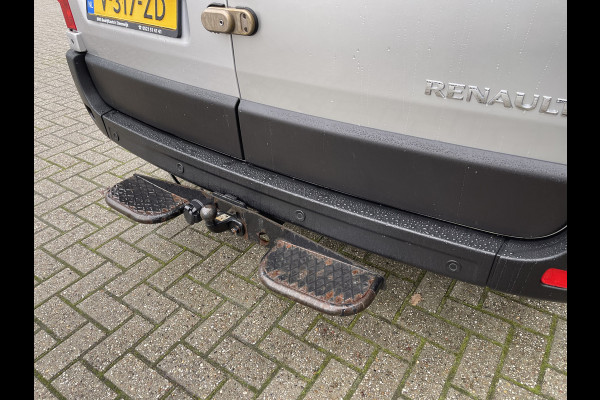 Renault Master T35 2.3 dCi 130pk L2H2 bpm vrij / euro 6 diesel / vaste prijs rijklaar € 19.950 ex btw / DC 7 persoons / zilver metallic / trekhaak 2500 kg / airco / cruise / navigatie