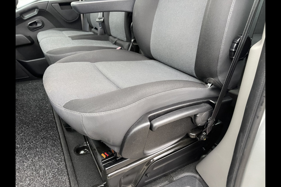 Renault Master T35 2.3 dCi 130pk L2H2 bpm vrij / euro 6 diesel / vaste prijs rijklaar € 19.950 ex btw / DC 7 persoons / zilver metallic / trekhaak 2500 kg / airco / cruise / navigatie