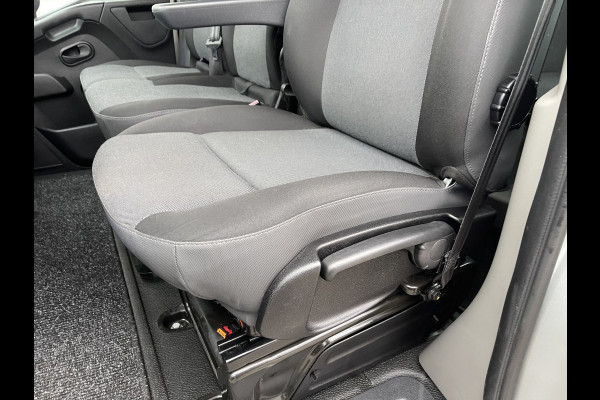 Renault Master T35 2.3 dCi 130pk L2H2 bpm vrij / euro 6 diesel / vaste prijs rijklaar € 19.950 ex btw / DC 7 persoons / zilver metallic / trekhaak 2500 kg / airco / cruise / navigatie