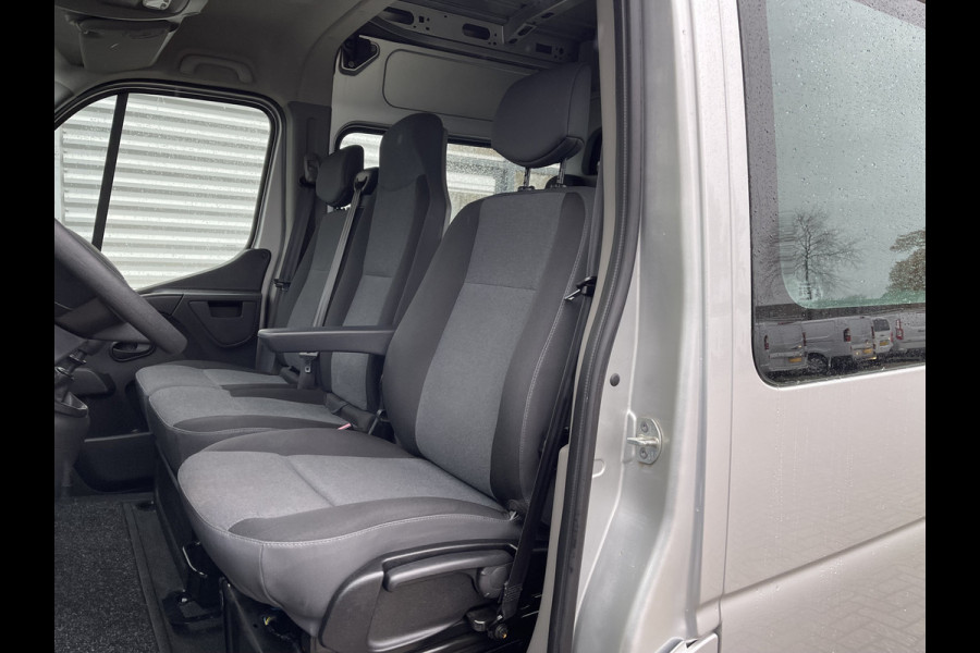 Renault Master T35 2.3 dCi 130pk L2H2 bpm vrij / euro 6 diesel / vaste prijs rijklaar € 19.950 ex btw / DC 7 persoons / zilver metallic / trekhaak 2500 kg / airco / cruise / navigatie
