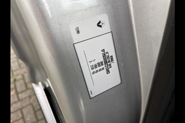 Renault Master T35 2.3 dCi 130pk L2H2 bpm vrij / euro 6 diesel / vaste prijs rijklaar € 19.950 ex btw / DC 7 persoons / zilver metallic / trekhaak 2500 kg / airco / cruise / navigatie