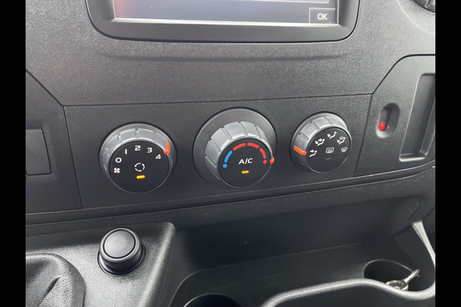 Renault Master T35 2.3 dCi 130pk L2H2 bpm vrij / euro 6 diesel / vaste prijs rijklaar € 19.950 ex btw / DC 7 persoons / zilver metallic / trekhaak 2500 kg / airco / cruise / navigatie