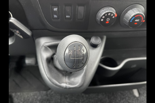 Renault Master T35 2.3 dCi 130pk L2H2 bpm vrij / euro 6 diesel / vaste prijs rijklaar € 19.950 ex btw / DC 7 persoons / zilver metallic / trekhaak 2500 kg / airco / cruise / navigatie