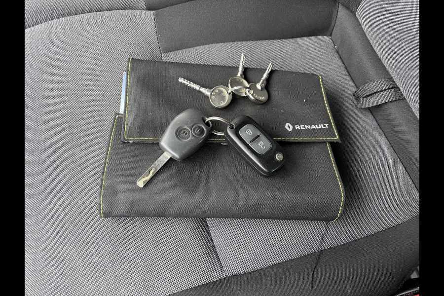 Renault Master T35 2.3 dCi 130pk L2H2 bpm vrij / euro 6 diesel / vaste prijs rijklaar € 19.950 ex btw / DC 7 persoons / zilver metallic / trekhaak 2500 kg / airco / cruise / navigatie