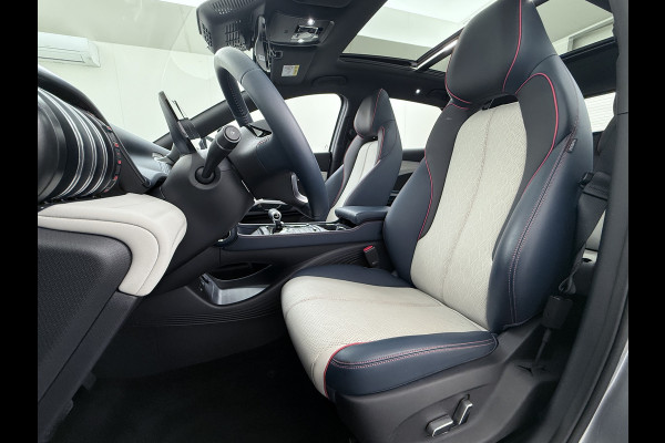 BYD ATTO 3 62kWh Design SOH 98% Pano-dak Leer+Elektr.Verst. Warmtepomp Adaptieve Cruise 360°Camera Apple Carplay Android Auto Elektr.Achter Verkeersbord detectie WiFi DAB Led Rijstrooksensor Keyless Smartphone Entry Fabrieksgarantie tot 20-12-2030/150.000km Garantie. Op de LFP Accu tot 20-12-2030/200.000km €44.000,- Nieuw!