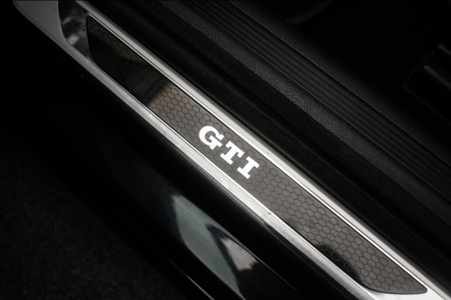 Volkswagen Polo 2.0 TSI GTI Automaat ORG NL [ Panoramadak Beats Virtual Cockpit Camera LED Stoelverwarming Carplay Sfeer ]