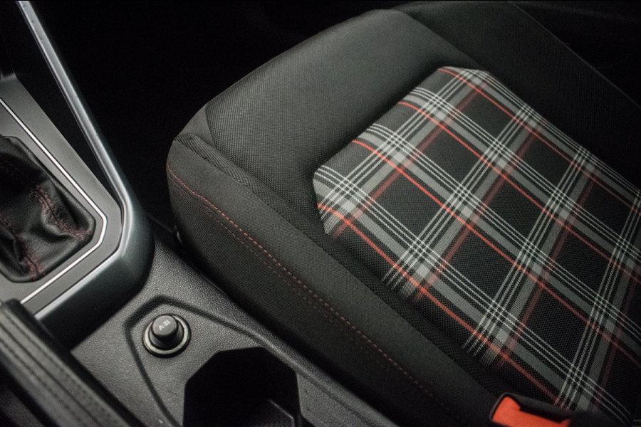 Volkswagen Polo 2.0 TSI GTI Automaat ORG NL [ Panoramadak Beats Virtual Cockpit Camera LED Stoelverwarming Carplay Sfeer ]