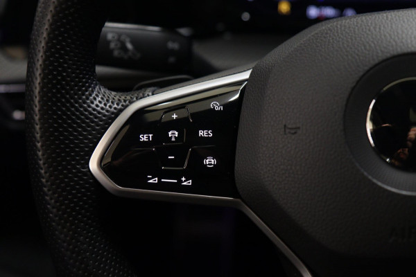 Volkswagen Golf 1.5 eTSI R-Line PANO/CAM/H-K/CARPLAY/ACC/LANEASSIST/VOL