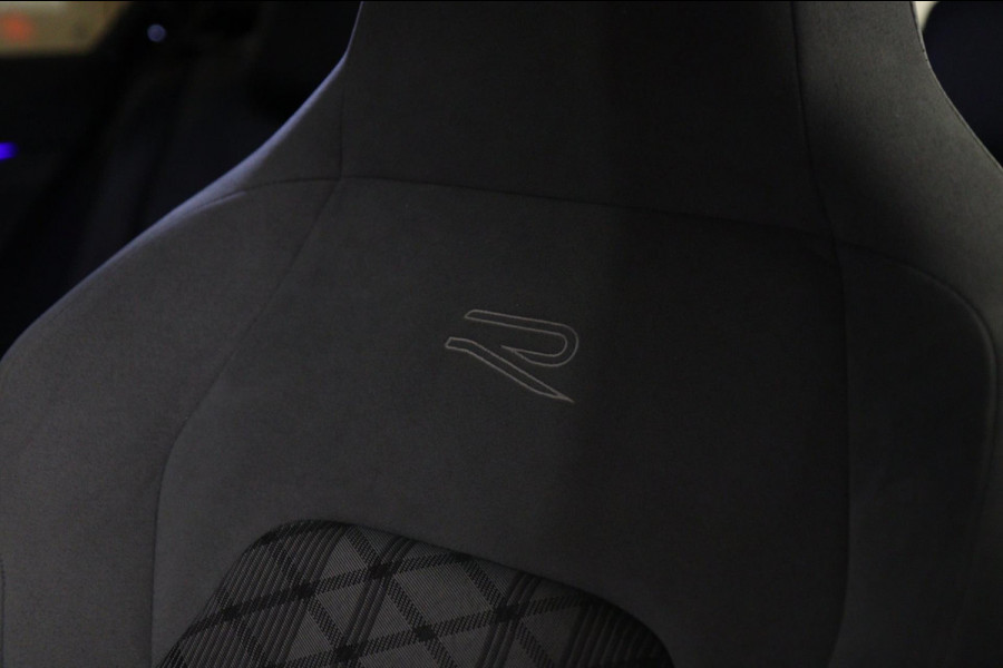 Volkswagen Golf 1.5 eTSI R-Line PANO/CAM/H-K/CARPLAY/ACC/LANEASSIST/VOL