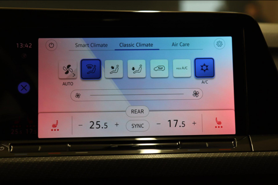 Volkswagen Golf 1.5 eTSI R-Line PANO/CAM/H-K/CARPLAY/ACC/LANEASSIST/VOL