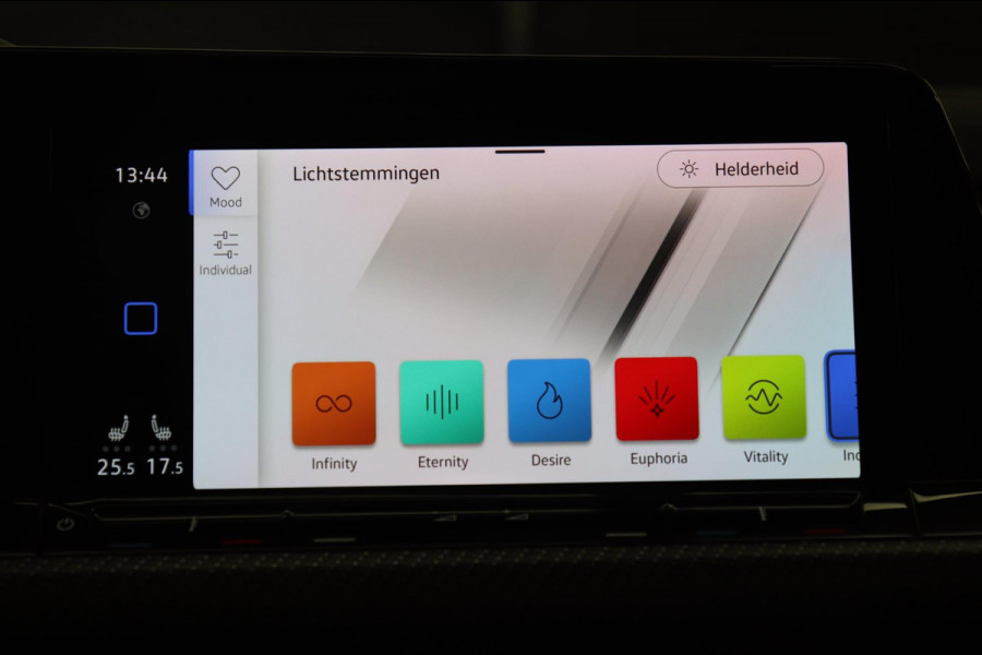 Volkswagen Golf 1.5 eTSI R-Line PANO/CAM/H-K/CARPLAY/ACC/LANEASSIST/VOL