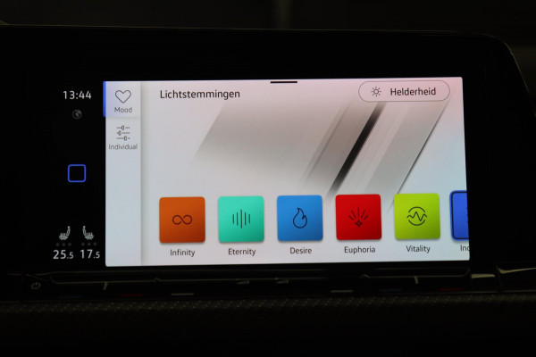 Volkswagen Golf 1.5 eTSI R-Line PANO/CAM/H-K/CARPLAY/ACC/LANEASSIST/VOL