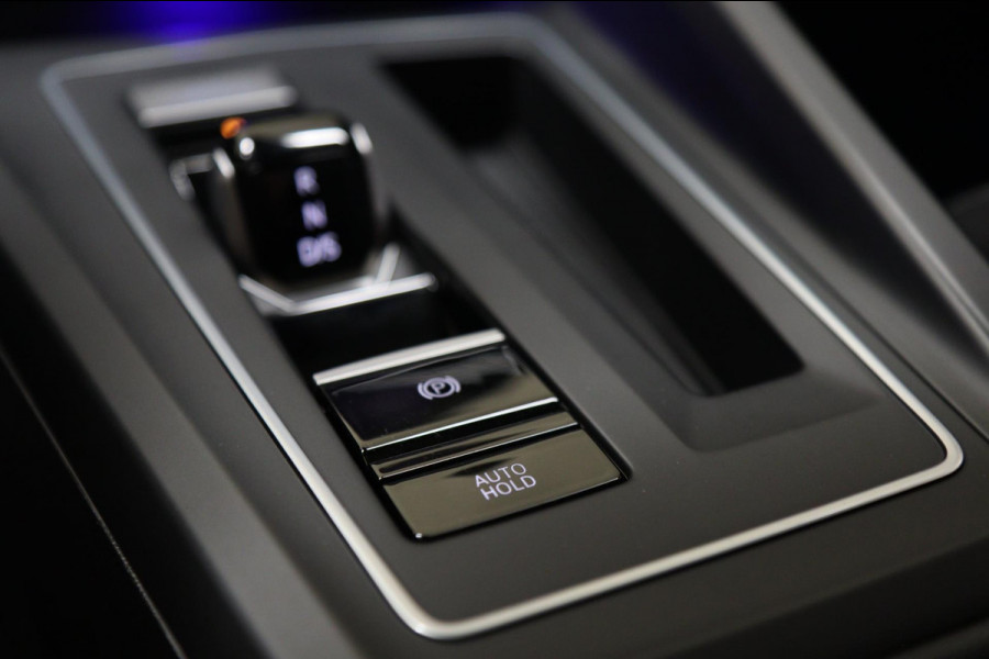 Volkswagen Golf 1.5 eTSI R-Line PANO/CAM/H-K/CARPLAY/ACC/LANEASSIST/VOL