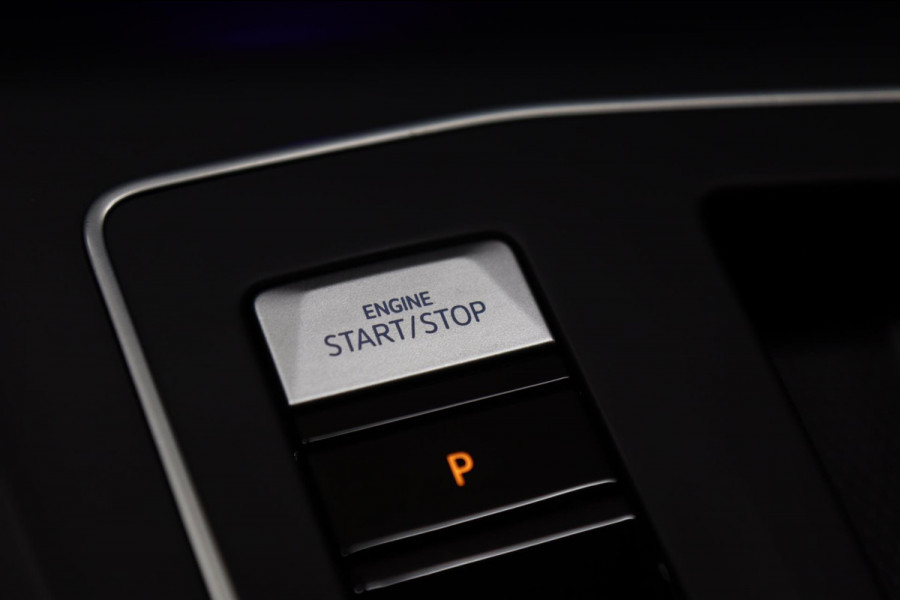 Volkswagen Golf 1.5 eTSI R-Line PANO/CAM/H-K/CARPLAY/ACC/LANEASSIST/VOL