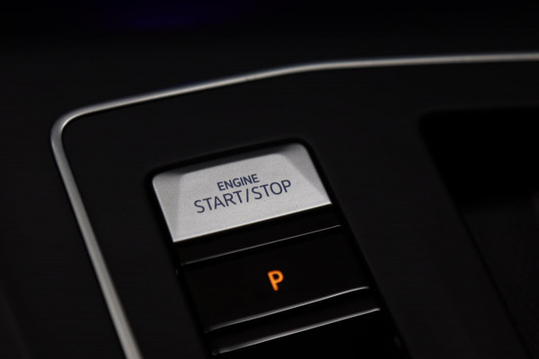 Volkswagen Golf 1.5 eTSI R-Line PANO/CAM/H-K/CARPLAY/ACC/LANEASSIST/VOL