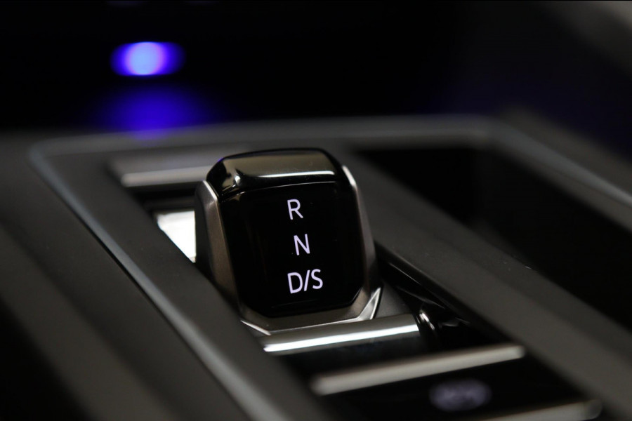 Volkswagen Golf 1.5 eTSI R-Line PANO/CAM/H-K/CARPLAY/ACC/LANEASSIST/VOL