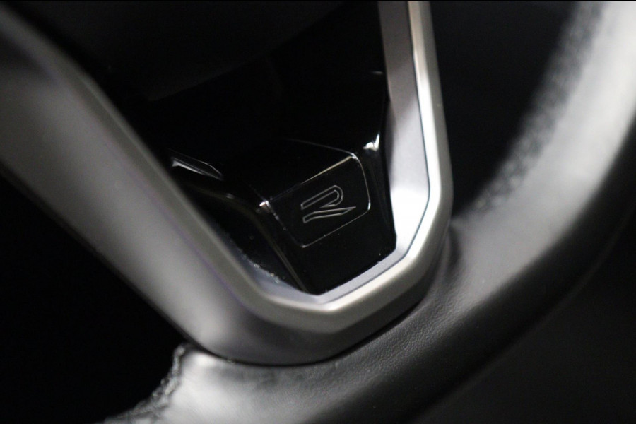 Volkswagen Golf 1.5 eTSI R-Line PANO/CAM/H-K/CARPLAY/ACC/LANEASSIST/VOL