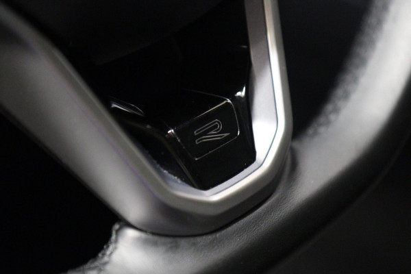 Volkswagen Golf 1.5 eTSI R-Line PANO/CAM/H-K/CARPLAY/ACC/LANEASSIST/VOL