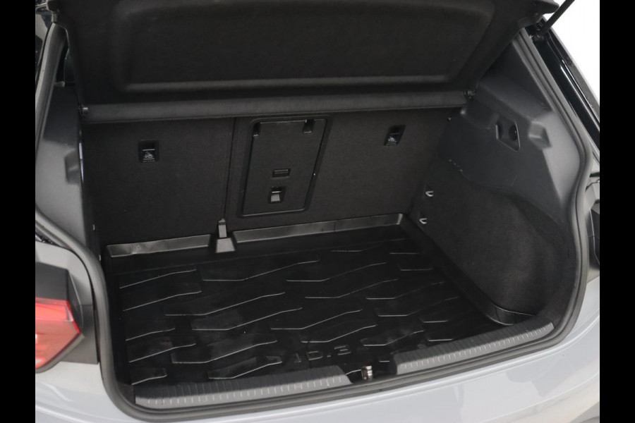 Volkswagen ID.3 First Plus 58 kWh | Trekhaak | Stoelverwarming | Camera | Matrix LED | 20'' | Stuurverwarming | Navigatie | Verlaagd onderstel | Adaptive cruise | Sfeerverlichting | Climate control