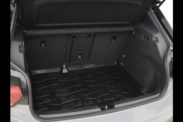 Volkswagen ID.3 First Plus 58 kWh | Trekhaak | Stoelverwarming | Camera | Matrix LED | 20'' | Stuurverwarming | Navigatie | Verlaagd onderstel | Adaptive cruise | Sfeerverlichting | Climate control