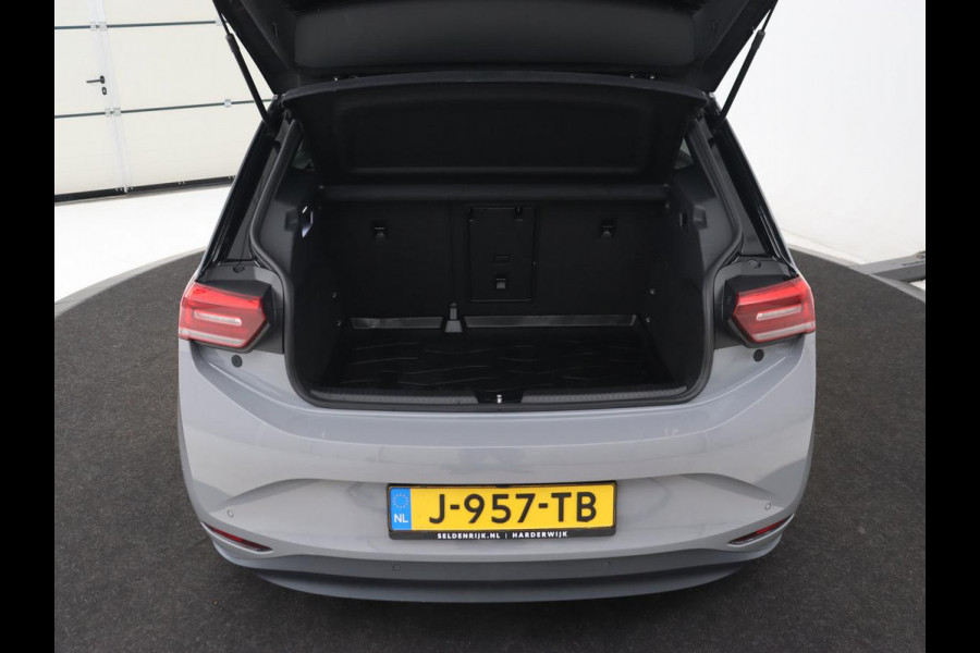Volkswagen ID.3 First Plus 58 kWh | Trekhaak | Stoelverwarming | Camera | Matrix LED | 20'' | Stuurverwarming | Navigatie | Verlaagd onderstel | Adaptive cruise | Sfeerverlichting | Climate control