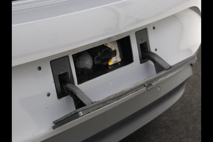 Volkswagen ID.3 First Plus 58 kWh | Trekhaak | Stoelverwarming | Camera | Matrix LED | 20'' | Stuurverwarming | Navigatie | Verlaagd onderstel | Adaptive cruise | Sfeerverlichting | Climate control