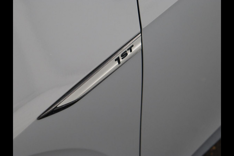 Volkswagen ID.3 First Plus 58 kWh | Trekhaak | Stoelverwarming | Camera | Matrix LED | 20'' | Stuurverwarming | Navigatie | Verlaagd onderstel | Adaptive cruise | Sfeerverlichting | Climate control