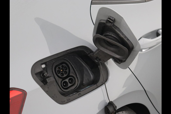 Volkswagen ID.3 First Plus 58 kWh | Trekhaak | Stoelverwarming | Camera | Matrix LED | 20'' | Stuurverwarming | Navigatie | Verlaagd onderstel | Adaptive cruise | Sfeerverlichting | Climate control