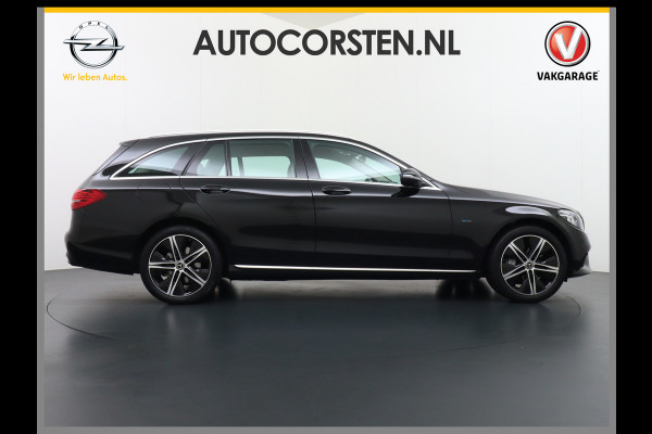 Mercedes-Benz C-Klasse Estate 300e AUT-9 320pk Leder PHEV Hybrid Virtual Cockpit Apple Carplay Android Auto Adaptive-Cruise Lane-Assist High Performanc Keyless Dual-Ecc Distronic+ Rijassistentiepakket Park-Assist Verkeersbord-Herkenning Origineel Nederlandse Auto Nieuwprijs €59.000 320PK 700Nm Koppel