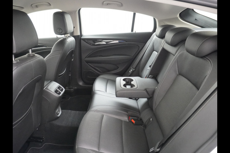 Opel Insignia Grand Sport T165PK Leer Camera Navi Apple Carplay Android PDC-a+v Trekhaak LED-v+a Ecc Cruise Control AGR-Comfort Stoelen Verwar Regen-Lichtsensor Sensor dodehoek Verkeersbordlezer Rijstrooksensor 1e Eigenaar