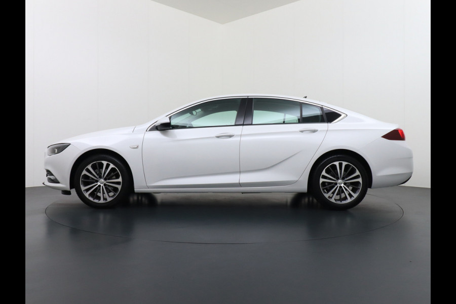 Opel Insignia Grand Sport T165PK Leer Camera Navi Apple Carplay Android PDC-a+v Trekhaak LED-v+a Ecc Cruise Control AGR-Comfort Stoelen Verwar Regen-Lichtsensor Sensor dodehoek Verkeersbordlezer Rijstrooksensor 1e Eigenaar