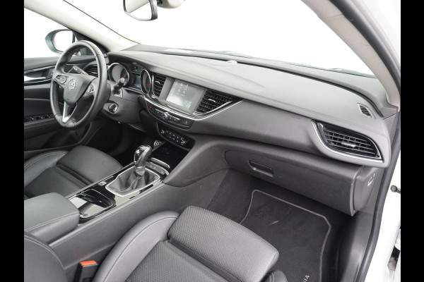 Opel Insignia Grand Sport T165PK Leer Camera Navi Apple Carplay Android PDC-a+v Trekhaak LED-v+a Ecc Cruise Control AGR-Comfort Stoelen Verwar Regen-Lichtsensor Sensor dodehoek Verkeersbordlezer Rijstrooksensor 1e Eigenaar