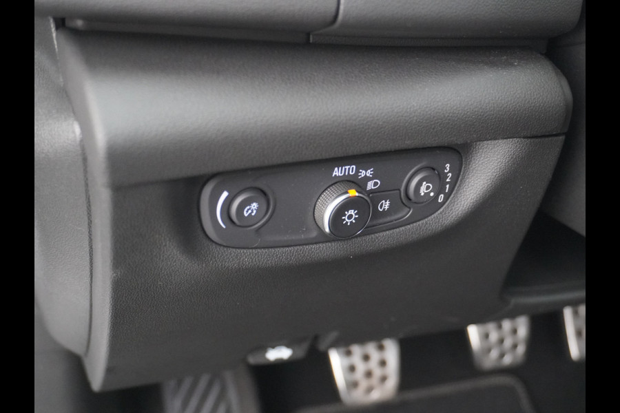 Opel Insignia Grand Sport T165PK Leer Camera Navi Apple Carplay Android PDC-a+v Trekhaak LED-v+a Ecc Cruise Control AGR-Comfort Stoelen Verwar Regen-Lichtsensor Sensor dodehoek Verkeersbordlezer Rijstrooksensor 1e Eigenaar