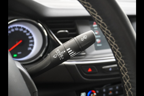 Opel Insignia Grand Sport T165PK Leer Camera Navi Apple Carplay Android PDC-a+v Trekhaak LED-v+a Ecc Cruise Control AGR-Comfort Stoelen Verwar Regen-Lichtsensor Sensor dodehoek Verkeersbordlezer Rijstrooksensor 1e Eigenaar