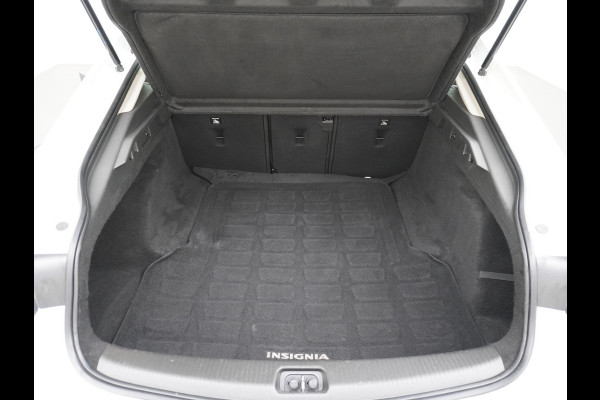 Opel Insignia Grand Sport T165PK Leer Camera Navi Apple Carplay Android PDC-a+v Trekhaak LED-v+a Ecc Cruise Control AGR-Comfort Stoelen Verwar Regen-Lichtsensor Sensor dodehoek Verkeersbordlezer Rijstrooksensor 1e Eigenaar