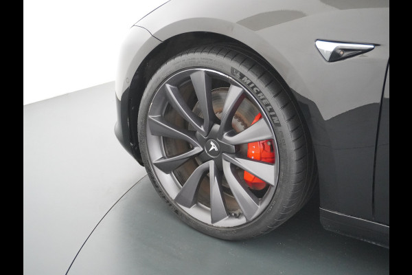 Tesla Model 3 Performance 513pk 0-100 3,4sec AWD Lmv 20" AutoPilot Panoramadak Adaptive Cruise Camera's Leer Pdc Wifi Ecc Elektr.-A-Klep+Stuur+Verst.Stoel+Geheugen Easy Entry Stoel+Bank-Verwarmd Keyless carbon spoiler rode remklauwen WiFi  75kWh 4WD 1e Eigenaar Origineel Nederlandse Auto SOH 88%