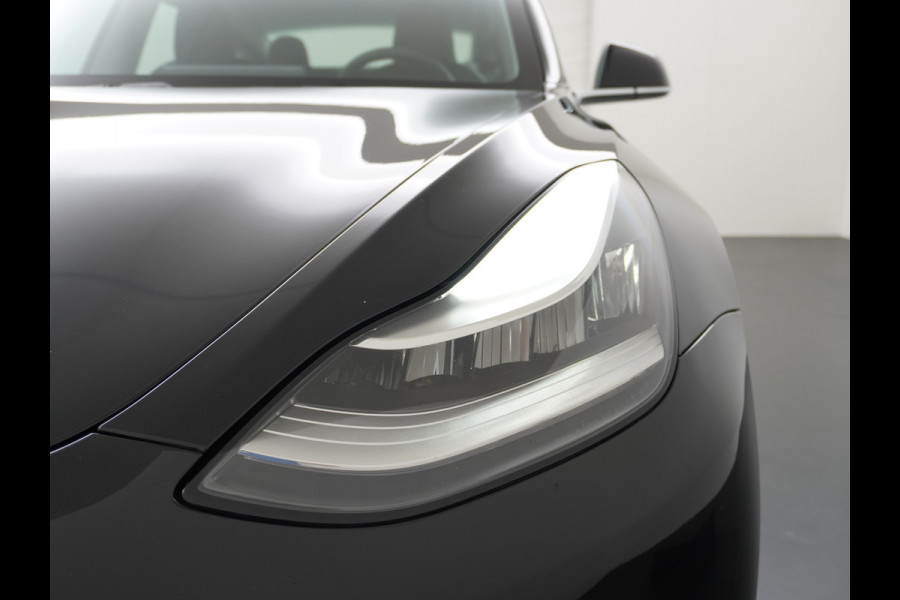 Tesla Model 3 Performance 513pk 0-100 3,4sec AWD Lmv 20" AutoPilot Panoramadak Adaptive Cruise Camera's Leer Pdc Wifi Ecc Elektr.-A-Klep+Stuur+Verst.Stoel+Geheugen Easy Entry Stoel+Bank-Verwarmd Keyless carbon spoiler rode remklauwen WiFi  75kWh 4WD 1e Eigenaar Origineel Nederlandse Auto SOH 88%