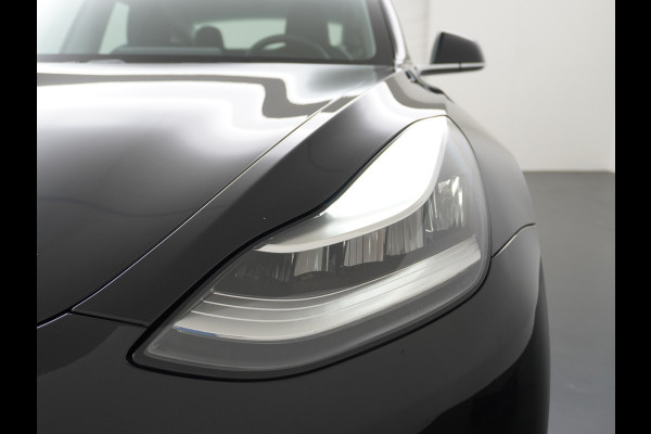 Tesla Model 3 Performance 513pk 0-100 3,4sec AWD Lmv 20" AutoPilot Panoramadak Adaptive Cruise Camera's Leer Pdc Wifi Ecc Elektr.-A-Klep+Stuur+Verst.Stoel+Geheugen Easy Entry Stoel+Bank-Verwarmd Keyless carbon spoiler rode remklauwen WiFi  75kWh 4WD 1e Eigenaar Origineel Nederlandse Auto SOH 88%