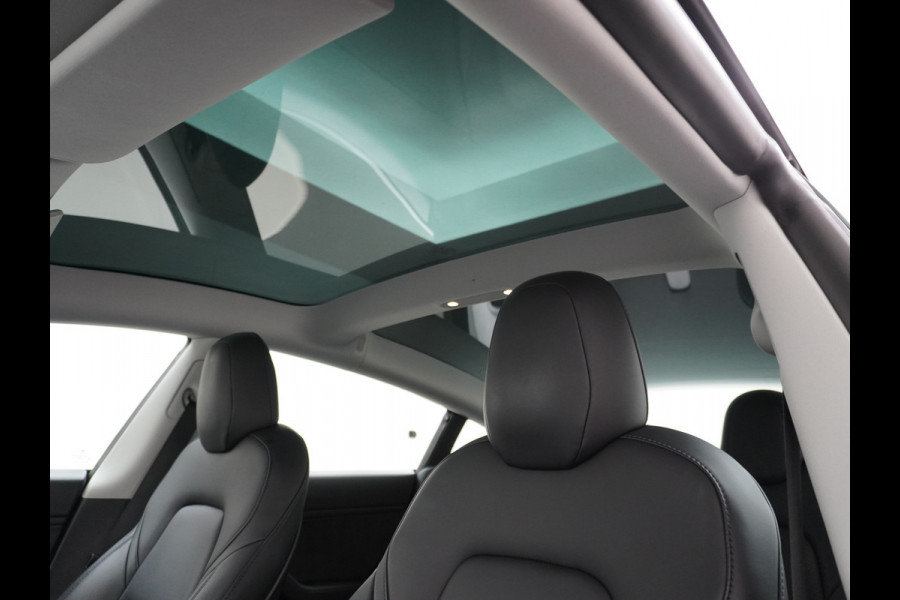 Tesla Model 3 Performance 513pk 0-100 3,4sec AWD Lmv 20" AutoPilot Panoramadak Adaptive Cruise Camera's Leer Pdc Wifi Ecc Elektr.-A-Klep+Stuur+Verst.Stoel+Geheugen Easy Entry Stoel+Bank-Verwarmd Keyless carbon spoiler rode remklauwen WiFi  75kWh 4WD 1e Eigenaar Origineel Nederlandse Auto SOH 88%