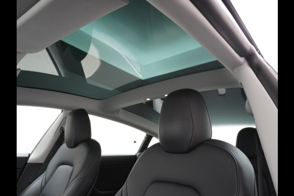 Tesla Model 3 Performance 513pk 0-100 3,4sec AWD Lmv 20" AutoPilot Panoramadak Adaptive Cruise Camera's Leer Pdc Wifi Ecc Elektr.-A-Klep+Stuur+Verst.Stoel+Geheugen Easy Entry Stoel+Bank-Verwarmd Keyless carbon spoiler rode remklauwen WiFi  75kWh 4WD 1e Eigenaar Origineel Nederlandse Auto SOH 88%