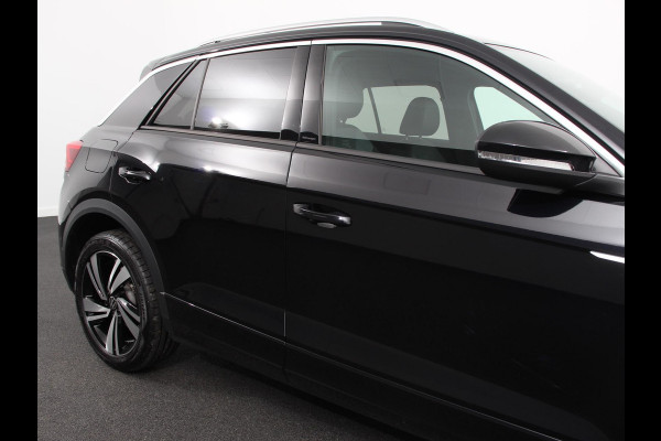 Volkswagen T-Roc 1.5 TSI 150pk Automaat R-Line | Navigatie | Apple Carplay/Android Auto | Camera | Parkeersensoren | Adaptive Cruise Control | Stoelverwarming | Virtual Cockpit | Elektrische achterklep | Getinte ramen | Climate Control